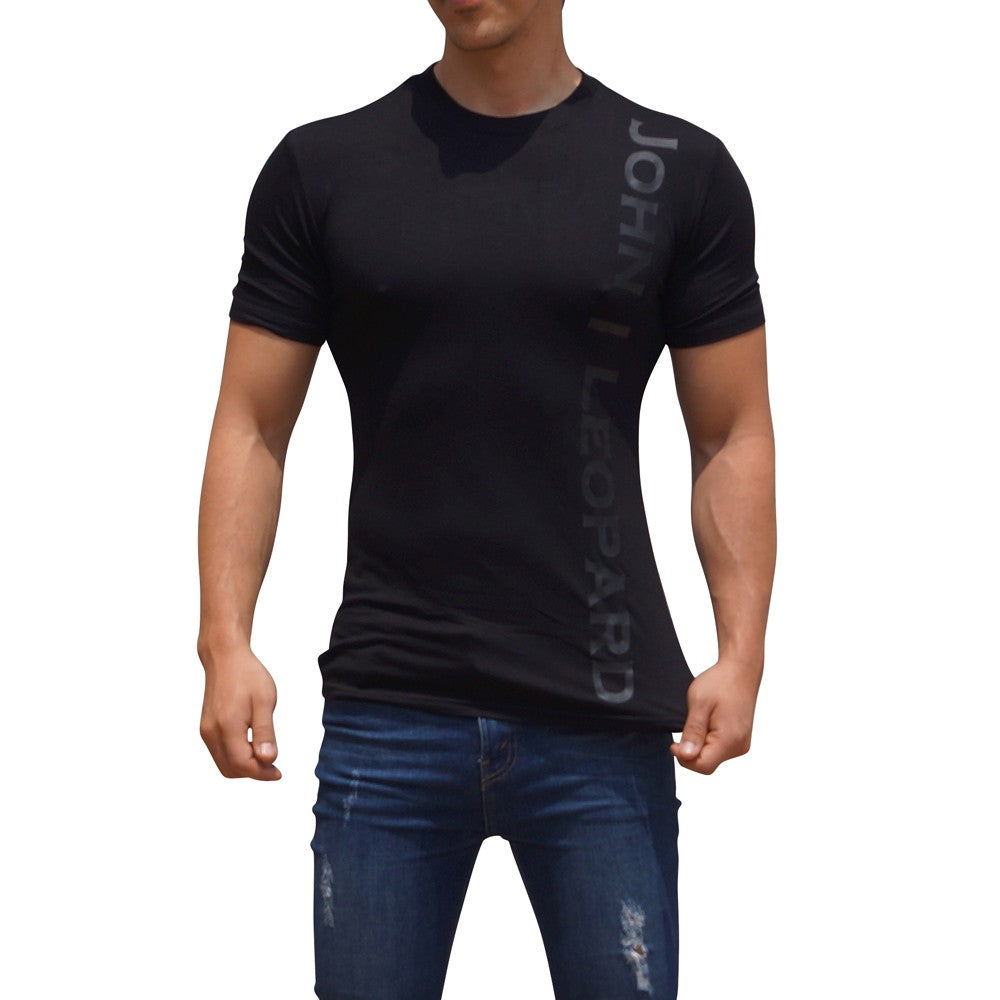 Playera Negra Vertical Logo Manga Corta