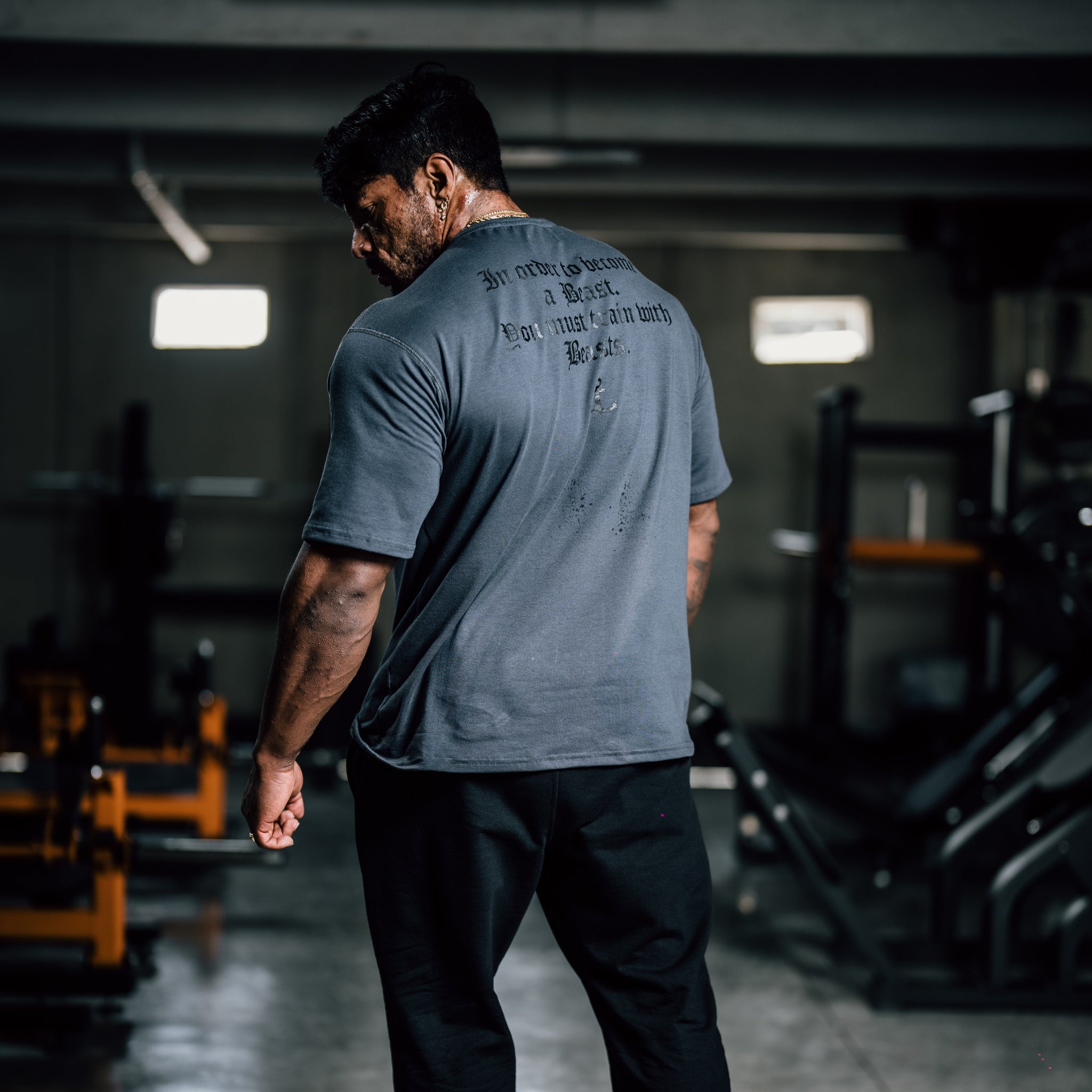 Playera Oversized Solid Gray Must Train With Beasts