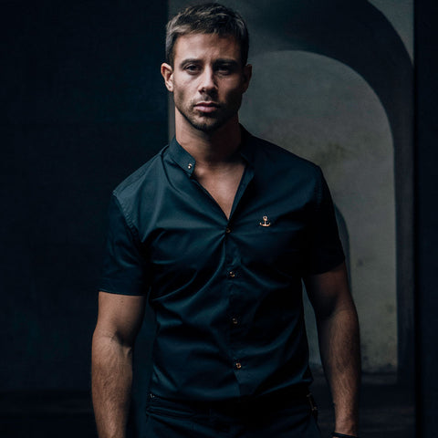 Camisa Mao Black & Gold Metal Emblem