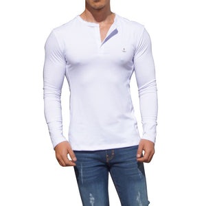 Playera Henley Manga Larga Metal Emblem Blanco