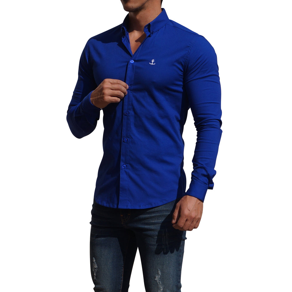 Traje negro con camisa azul online rey